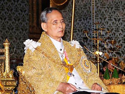 Tình hình sức khỏe của Quốc vương Thái Lan Bhumibol Adulyadej đang là vấn đề được quan tâm khi Hoàng gia nước này công bố ông đang trải qua quá trình điều trị não úng thủy cùng chứng viêm phổi.
