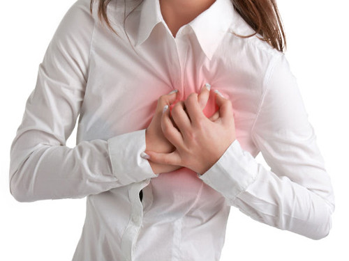 Đau ngực. Cảm giác nhói ngực là một trong những dấu hiệu bệnh tim dễ bị bỏ qua. Đừng nghĩ nó bắt nguồn từ làm việc quá sức. Hãy lắng nghe cơ thể để tác động kịp thời.