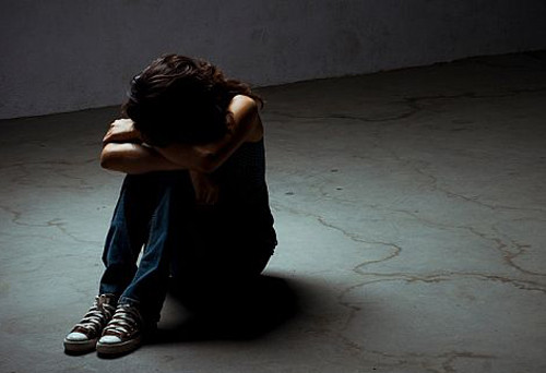 Trầm cảm, tự sát. Cuộc sống vốn có nhiều thăng trầm song thanh thiếu niên được đánh giá dễ chịu tổn thương nhất. Họ có thể rơi vào trạng thái trầm cảm, thậm chí tự sát nếu không hoàn thành tốt bài thi quan trọng hoặc bị người yêu bỏ rơi. Các bậc cha mẹ cần đặc biệt quan tâm đến con cái trong giai đoạn này bởi trầm cảm được xem là nguyên nhân thứ ba gây tử vong ở độ tuổi này.