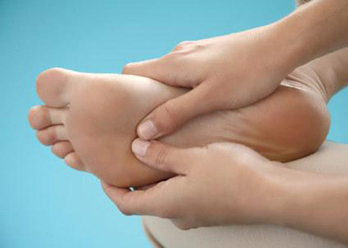 Tiếp đó, bệnh nhân có biểu hiện chân tay mềm nhũn, kém linh hoạt. Không ít trường hợp do ảnh hưởng của tuổi già cùng bệnh tật khiến họ khó có thể đứng vững.