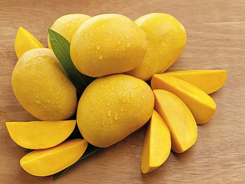 Xoài. Xoài không chỉ mang lại cảm giác ngon miệng mà còn có khả năng ngăn ngừa sự tấn công của tiểu đường, ung thư và các bệnh tim mạch. Để tận dụng tối đa những khả năng này, bạn nên ăn xoài cả vỏ bởi chúng khá giàu carotenoids, polyphenol, omega – 3, omega – 6 và axit béo không bão hòa đa.