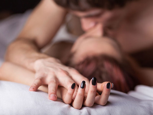 Làm “chuyện ấy”. Sinh hoạt chăn gối không chỉ giúp bạn cảm thấy phấn chấn, cảm nhận sự thi vị của tình yêu mà còn là cách đốt cháy calo cực hiệu quả. Chỉ cần 30 phút bên nhau là cơ thể tiêu hao tới 200 calo.
