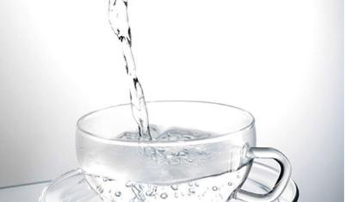 Trường hợp sử dụng thuốc mềm như viên trứng, chị em có thể đặt thẳng vào âm đạo. Với những viên nén cứng và khó tan, trước khi đặt phải làm ẩm viên thuốc khoảng 20-30 giây bằng cách nhúng viên thuốc vào nước đun sôi để nguội.