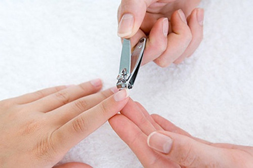 Để tránh tổn thương, bội nhiễm cho “cô bé”, nên cắt ngắn móng tay, vệ sinh sạch sẽ trước khi thao tác đặt.