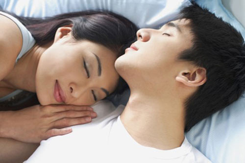 Lựa chọn tư thế phù hợp cũng có ý nghĩa tích cực cho việc đạt cực khoái. Cụ thể, cả hai nên thực hành tư thế nằm nghiêng, ngược chiều nhau nhằm tránh va chạm vào vùng hậu môn và búi trĩ gây đau đớn.