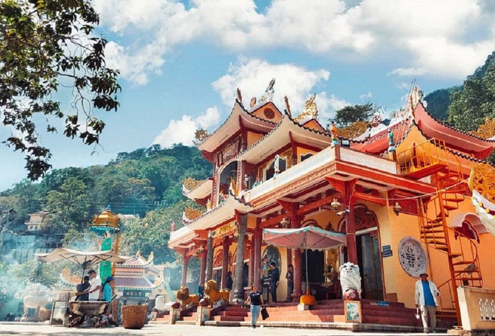 Chùa Bà/chùa Thượng - ngôi chùa xưa nhất trên núi có tên chữ Linh Sơn Tiên Thạch tự, xây dựng từ giữa thế kỷ XVIII. Nơi thờ chính là hang đá tự nhiên có bài trí tượng Linh Sơn Thánh Mẫu được tạo tác tinh xảo.