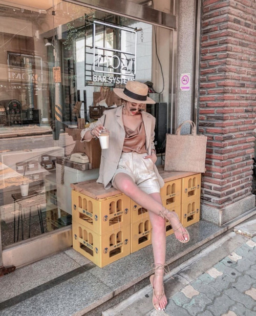 Yuki Không màu mè hoa lá, Yuki chinh phục mọi ánh nhìn với set đồ đơn sắc nền nã, nhẹ nhàng. Lấy tông màu be làm chủ đạo, cô nàng phối áo lụa cùng quần short và blazer. Phụ kiện đi kèm như mũ vành và sandals buộc dây cũng hết sức ăn ý với tổng thể trang phục.