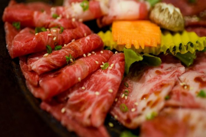 Món thịt bò Wagyu chính thống đến từ Kobe, được xem là một trong những món ăn nổi tiếng của Nhật Bản. Ngoài hương vị thơm ngon, món bò này còn được xếp vào danh sách những loại thịt đắt đỏ nhất. Thông thường, để thưởng thức bò Wagyu, thực khách phải bỏ ra khoảng 200 USD (khoảng 4 triệu đồng) cho mỗi phần bít tết, và 50 USD (khoảng 1 triệu đồng) cho một chiếc bánh Burger.
