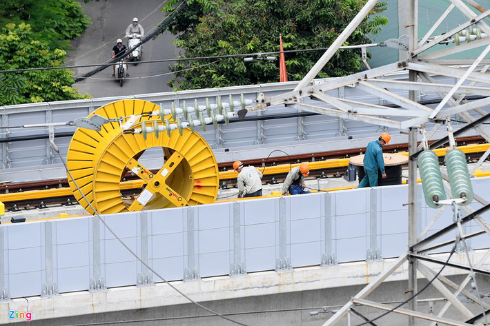 Ngày 19/9, lác đác vài công nhân, kỹ sư chạy đường dây cho hệ thống trên mặt đường ray bên ngoài ga Cát Linh.