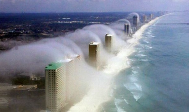 Đám mây kỳ lạ hình thành trên bãi biển Panama City, Florida, Mỹ. Vào ngày bão tuyết hiếm hoi ở Libya năm 2012, những đám mây kỳ lạ, trông giống như một làn sóng thủy triều xuất hiện phía trên bãi biển Panama City.