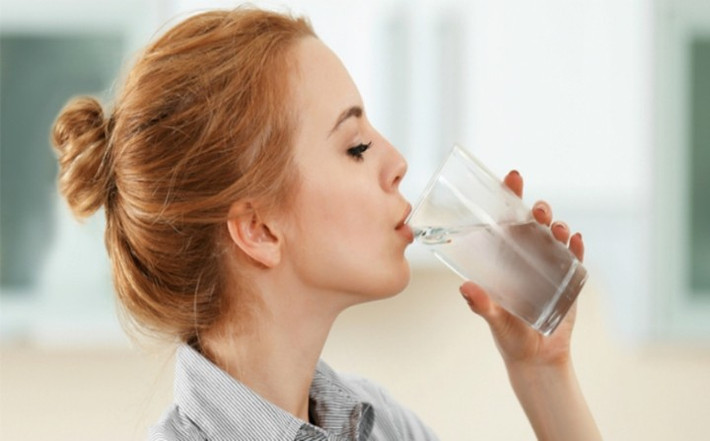 Nước tinh khiết: Nước lọc là lựa chọn tốt nhất cho người mắc bệnh tiểu đường. Bởi nước lọc không chứa đường, không làm tăng đường huyết. Đồng thời, uống đủ nước sẽ giúp cơ thể loại bỏ bớt đường dư thừa trong máu.