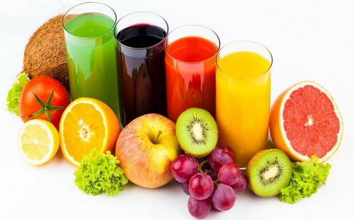 Ăn trái cây: Khi bị tiểu đường, bạn nên ăn trái cây thay vì xay hoặc ép. Nguyên nhân là do khi ép nước đã vô tình loại bỏ lượng chất xơ có tác dụng làm chậm hấp thu đường, nên đường huyết sau khi uống nước ép có thể tăng lên nhanh chóng.