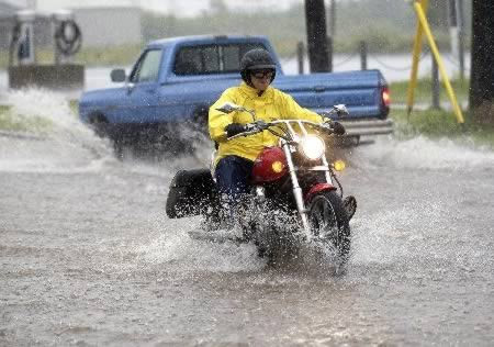 Lái xe moto bị sét đánh trúng “của quý”Ante Djindjic, 29 tuổi, một tay lái moto đến từ Croatia đã hôn mê bất tỉnh khi bị sét đánh trúng “của quý” trong lúc anh đi vệ sinh bên đường. Anh kể lại: “Tôi chẳng nhớ điều gì đã xảy ra. Khi tôi tỉnh dậy thì tôi đã thấy mình đang nằm trong bệnh viện. Các bác sĩ nói rằng tôi bị sét đánh qua người vì tôi đang đi ủng cao su và sét tiếp đất qua “cái ấy” của tôi”.