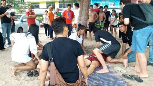 Đang hẹn hò giữa trưa nắng, cặp tình nhân bị sét đánh trúngSau khi đi dạo trên bãi biển, cặp đôi rủ nhau hóng mát dưới một tán cây cao, rợp bóng. Ngồi chưa được bao lâu, cả hai lấy điện thoại ra để nghịch và lướt mạng xã hội. Lúc đó, bầu trời trong xanh, sáng sủa, không ai ngờ rằng chỉ ít phút sau, trên trời đột nhiên nổ vang, một tia sét đánh trúng xuống cặp tình nhân trẻ tuổi, khiến họ bị thương rất nặng.