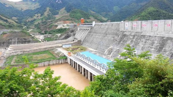 Đặc biệt, khi đi vào sử dụng, Thủy điện Sơn La nổi tiếng là thủy điện có hồ chứa rộng nhất với diện tích diện tích hồ chứa 224 km2 với tổng dung tích là 9,26 tỉ m3 nước.