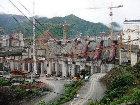 Tham gia xây dựng thủy điện Sơn La có tới 13 nhà thầu thành viên do Tổng Công ty sông Đà làm tổng thầu; Tập đoàn Điện lực Việt Nam làm chủ đầu tư.