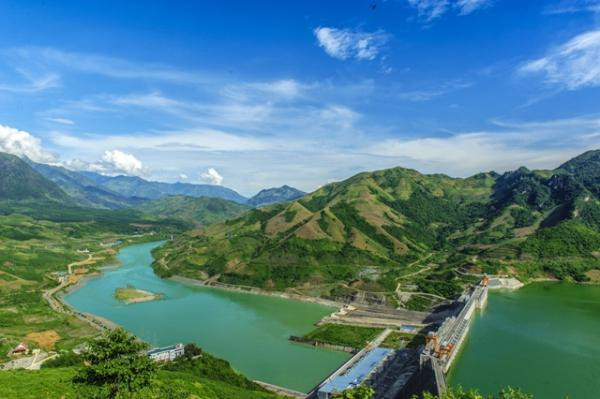 Tuy là một công trình mang tầm cỡ khu vực, nhưng Thủy điện Sơn La không làm ảnh hưởng đến không gian thiên nhiên tuyệt đẹp xung quanh. Những dãy núi, triền đồi xanh mướt bên cạnh dòng nước trong xanh và công trình thủy điện đáng tự hào đã trở thành địa điểm du lịch hấp dẫn.