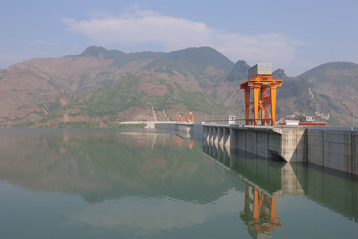 Thủy điện Sơn La sử dụng công nghệ bê tông đầm lăn hiện đại nhất thời bấy giờ. Công nghệ này giúp cho thi công nhanh hơn, rẻ hơn so với công nghệ đổ bê tông truyền thống.