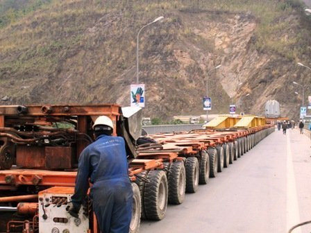 Sáu máy biến áp có trọng lượng 280 tấn, 18 kiện của máy biến áp siêu trường siêu trọng từng trải qua cuộc di chuyển khó khăn về tới công trường an toàn, đúng tiến độ.
