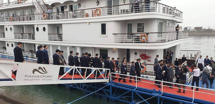 Ảnh: Phái đoàn Triều Tiên cùng lãnh đạo tỉnh Quảng Ninh xuống tàu chuẩn bị chuyến tham quan Vịnh Hạ Long.