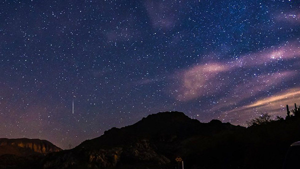 Nhiếp ảnh gia Brian Moore và tác phẩm chụp mưa sao băng Geminid ở hồ Canyon, Arizona, Mỹ. (Ảnh: BBC)