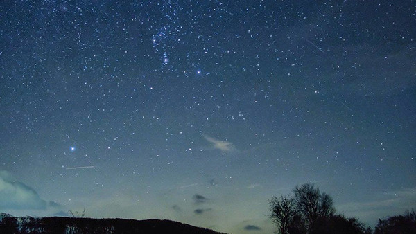 Khoảng khắc mưa sao băng tuyệt đẹp ở Công viên quốc gia Brecon Beacons, xứ Wales.