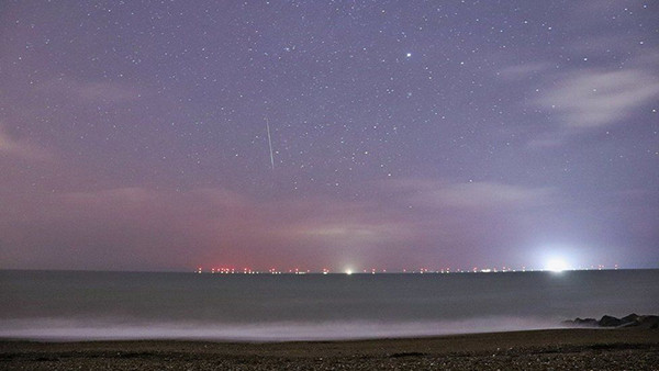Vệt sao băng được Jonas Yip ghi lại khi ngồi trên bãi biển Lance ở West Sussex, Anh.