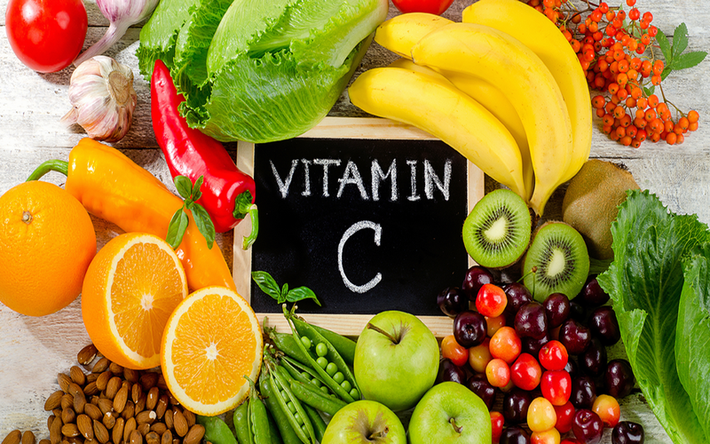 Vitamin C rất cần thiết để tăng sức đề kháng, miễn dịch và thúc đẩy quá trình hồi phục tế bào gan, giúp giảm các men gan. Bạn có thể tăng hấp thụ vitamin C bằng cách ăn cam quýt, bưởi... và tránh xa thức uống có đường.