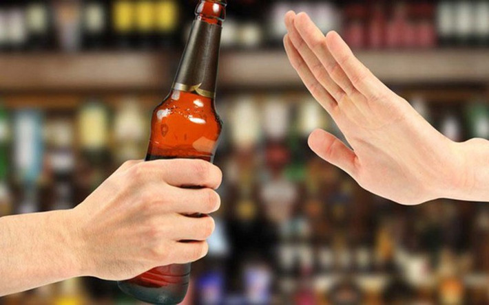 Bỏ rượu - Uống rượu là một trong những cách dễ để làm tổn hại gan của bạn, vì vậy nếu bạn đang cố gắng khôi phục lại mức độ men gan, tốt hơn là bỏ uống rượu. Bạn càng giảm lượng cồn, gan của bạn càng khỏe mạnh.