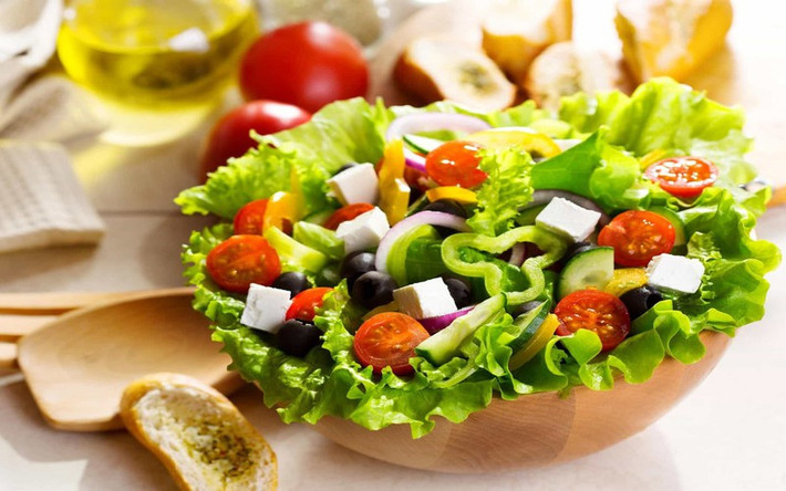 Ăn thực phẩm giàu chất xơ là một cách tuyệt vời để giúp cơ thể bạn phá vỡ cholesterol và kiểm soát tốt men gan. Những thực phẩm này cũng sẽ giúp làm tăng lượng mật do gan sản sinh, có thể giúp phá vỡ chất béo. Bạn có thể tăng các thực phẩm giàu chất xơ như yến mạch, đậu, quả mọng, quả hạch trong khẩu phần ăn.