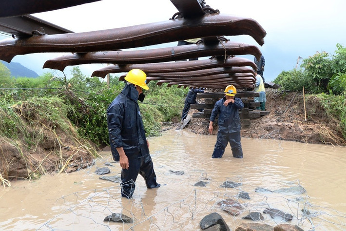 Nhận được tin báo, sáng 25/11, công ty quản lý đường sắt Thuận Hải đã điều động hơn 90 công nhân và nhiều phương tiện cơ giới để khẩn trương khắc phục đoạn đường sắt Bắc - Nam bị hư hỏng. (Ảnh: Duy Quan).