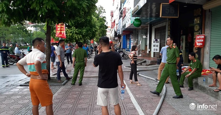 Một số người dân ở đây cho biết, vào khoảng 14h45', phát hiện đám khói đen bốc ra từ tầng 7 tại quán karaoke Monaco 56 Ngô Gia Tự (Gia Lâm).