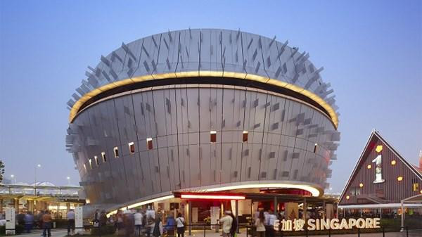 Tòa nhà Singapore Pavilion (Singapore). Với hình dạng một chiếc hộp âm nhạc, tòa nhà này đại diện cho các công dân Singapore từ các nền văn hóa khác nhau cùng chung sống trong hòa bình. Ngoài thiết kế kiến trúc thú vị và độc đáo, nó còn có một khu vườn trên sân thượng.