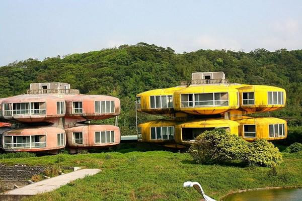 Nhà UFO (Đài Loan). Những ngôi nhà xinh đẹp này còn có tên gọi là Thành phố Kén tằm Tam Chi. Với mục đích ban đầu là khu nghỉ dưỡng, những ngôi nhà này được hoàn thiện vào cuối những năm 1970. Tuy nhiên đến năm 2010, chúng bị phá hủy để phục vụ cho mục đích thương mại.
