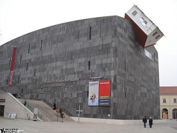 Ngôi nhà Tấn công (Áo). Bảo tàng Moderner Kunst được thiết kế bởi nghệ sỹ Erwin Wurm và là bảo tàng mỹ thuật lớn nhất nước Áo, với hình ảnh một ngôi nhà nhỏ lao vào mái tòa nhà.