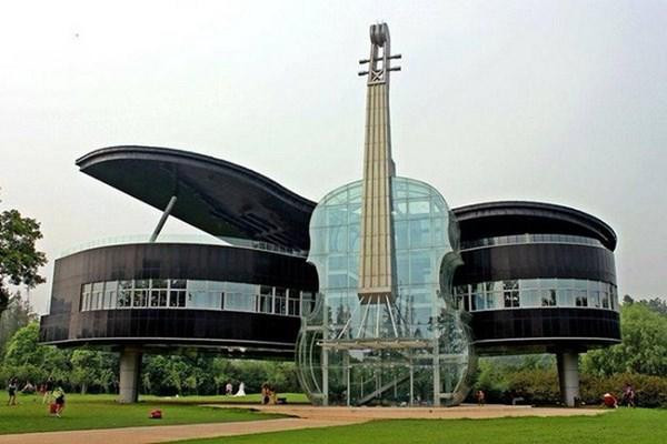 Tòa nhà piano và violin (Trung Quốc). Tòa nhà lấy ý tưởng từ âm nhạc này ở thị trấn Hoài Nam (Trung Quốc) được xây dựng năm 2007. Là sản phẩm kết hợp của các nhà thiết kế từ Công ty Dự án Trang trí Huainan Fangkai và các sinh viên từ Đại học Công nghệ Hefei, tòa nhà này sử dụng chính ánh sáng ban ngày để chiếu sáng vào ban đêm.