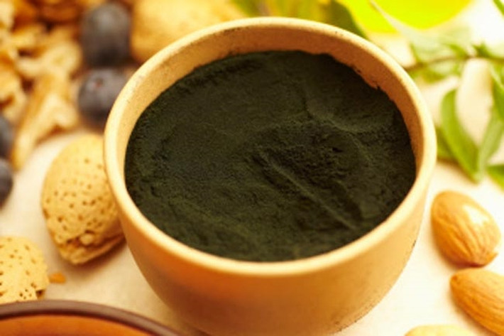 Tinh bột tảo xoắn spirulina: Tinh bột tảo xoắn giàu chất xơ, protein, vitamin, khoáng chất, các axit béo thiết yếu, đồng thời chứa axit nucleic, polysacarit và các chất chống oxy hóa giúp chống lại gốc tự do và tăng cường hệ miễn dịch. Nó còn chứa hàm lượng chất diệp lục và sắt cao hỗ trợ hệ giải độc của cơ thể.