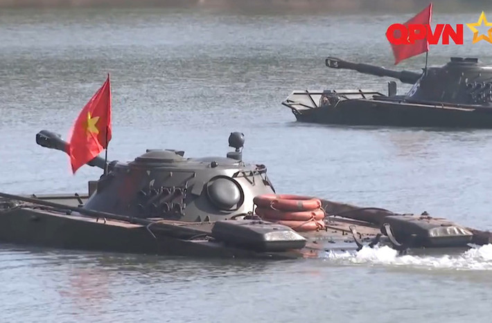 Xe tăng lội nước PT-76B hùng dũng lao về phía mục tiêu với khẩu pháo 76,2mm sẵn sàng nhả đạn.