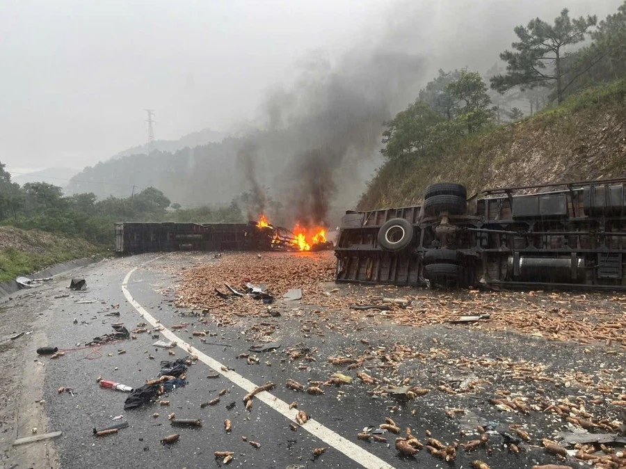 Tai nạn trên đèo Mang Yang, xe đầu kéo bốc cháy dữ dội