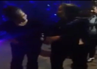 Cụ bà đánh bật trai trẻ, nhảy nhạc sàn tưng bừng