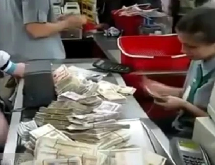 Dùng "núi tiền, chơi khăm” nhân viên siêu thị đếm mỏi tay