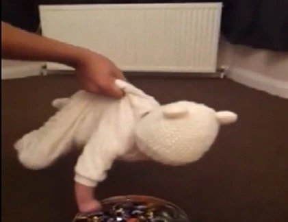 Cười đau ruột clip về bé khi mẹ vắng nhà