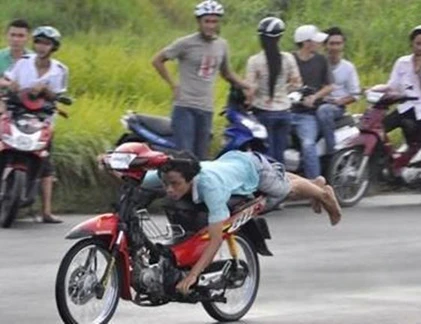 Hú vía cảnh giới trẻ Việt “làm xiếc” trên đường (18)