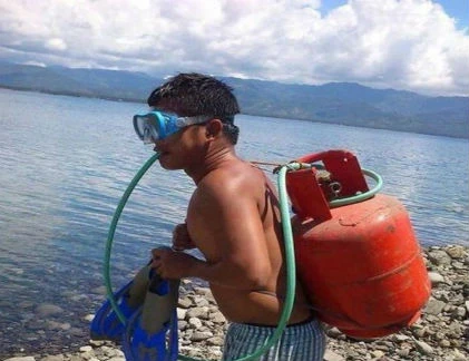 Khoảnh khắc hài hước: Bình lặn siêu khó đỡ