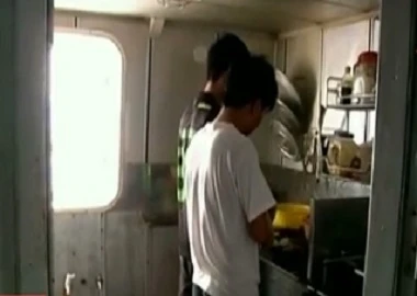 Nhà bếp chật chội trên tàu cảnh sát biển Việt Nam