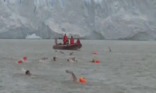 Tắm dưới sông băng ở tận cùng Trái đất