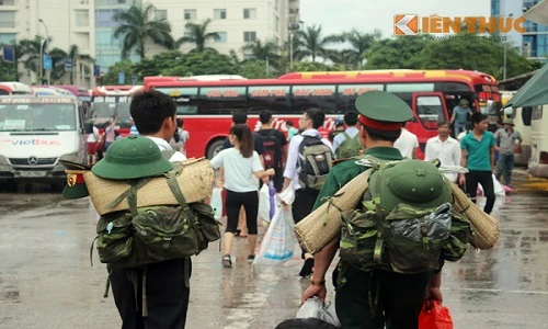 Xem người dân Hà Nội đội mưa về nghỉ lễ