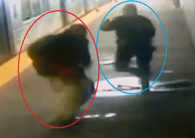 Cậy khỏe đấm đá cảnh sát