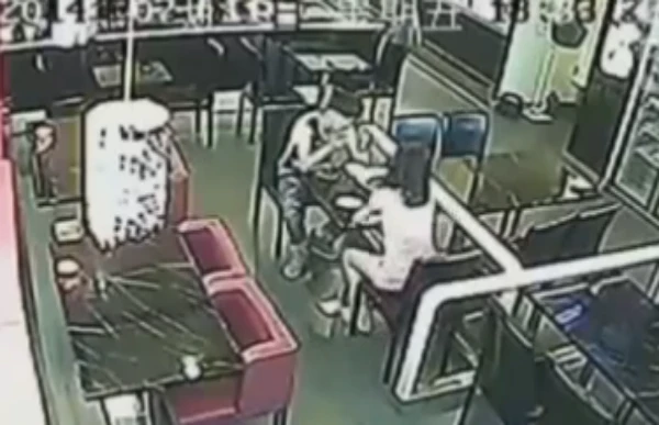 Gái trẻ ném đĩa thức ăn, túm tóc đánh bạn trai