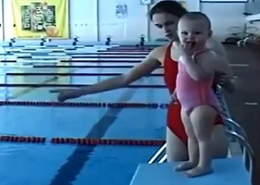 Bé hơn 1 tuổi bơi như... rái cá